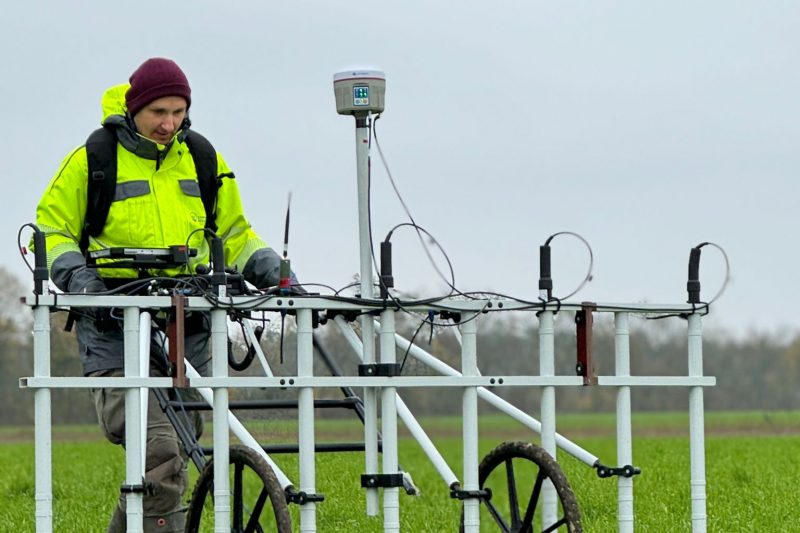 oberflaechensondierung-feld-geomagnetik-gnss Elektronische Datenerfassung während einer Oberflächensondierung mit moderner Messtechnik auf einer Freifläche.